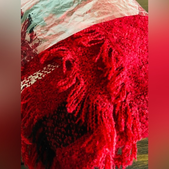 NWOT - Warm & Cozy Red Poncho - One Size Fits Most - Picture 3 of 4